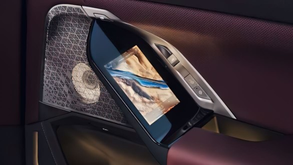 Задні двері з інтегрованими сенсорними екранами.