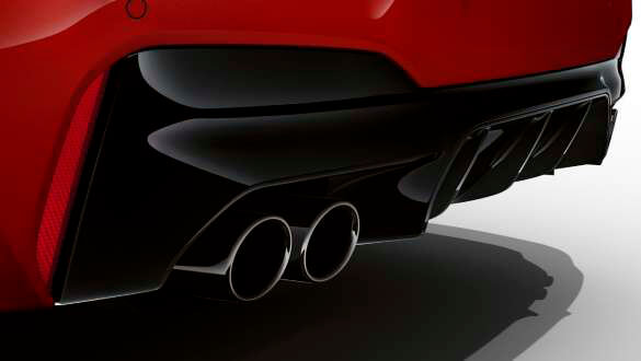 Задній бампер чорного блискучого кольору.