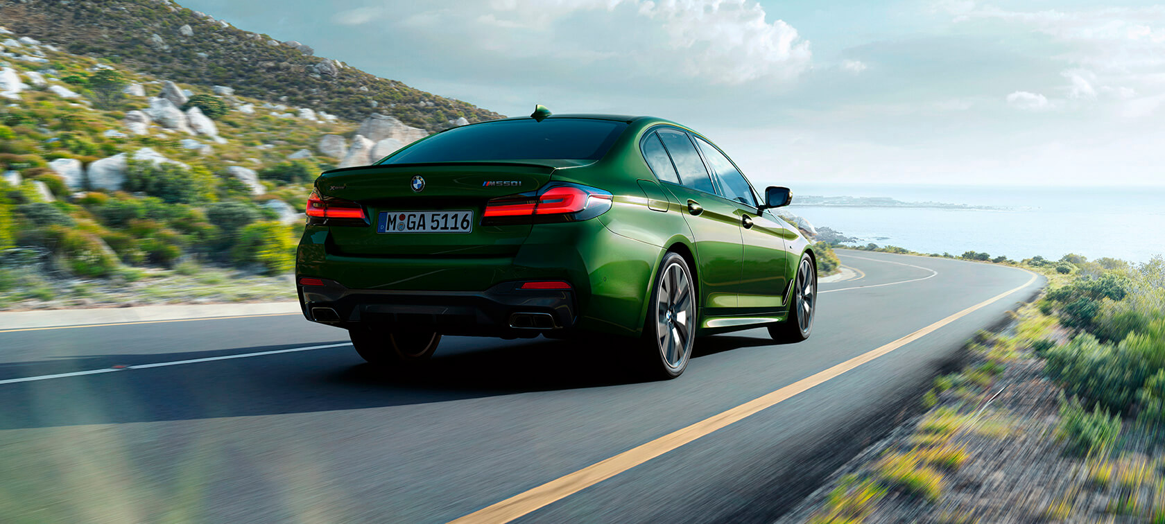 ДИЗАЙН І ДИНАМІЧНІ ХАРАКТЕРИСТИКИ BMW M550i xDRIVE СЕДАН.