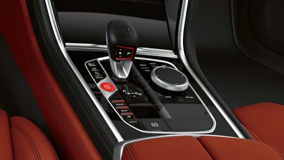 8-ступінчаста спортивна АКПП M Steptronic із функцією Drivelogic.