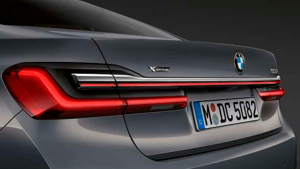 Задні світлодіодні ліхтарі зі світловою смугою