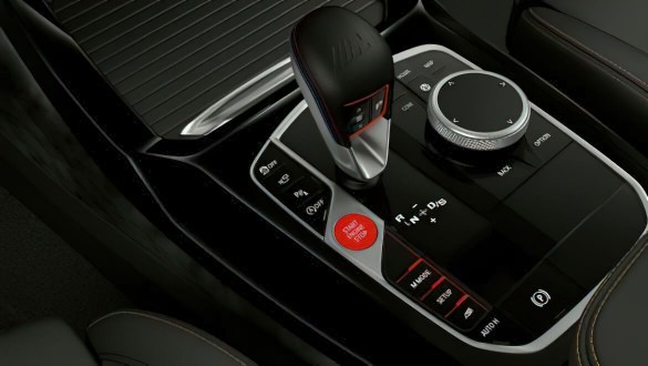 Панель керування на центральній консолі.