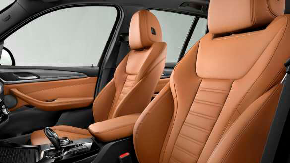 Спортивні сидіння для водія і переднього пасажира.