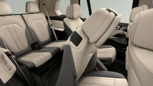 Просторе та зручне заднє відділення.