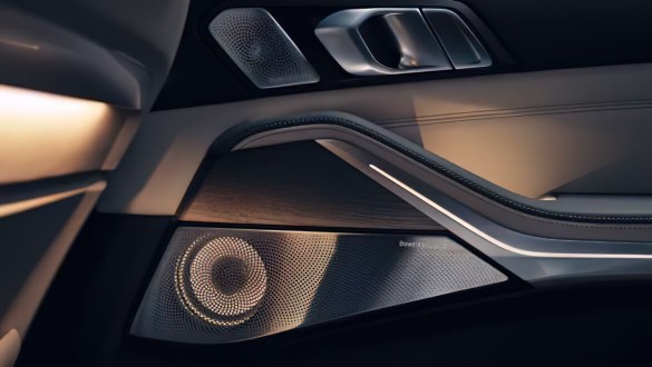 Аудіосистема Bowers & Wilkins Diamond Surround Sound.