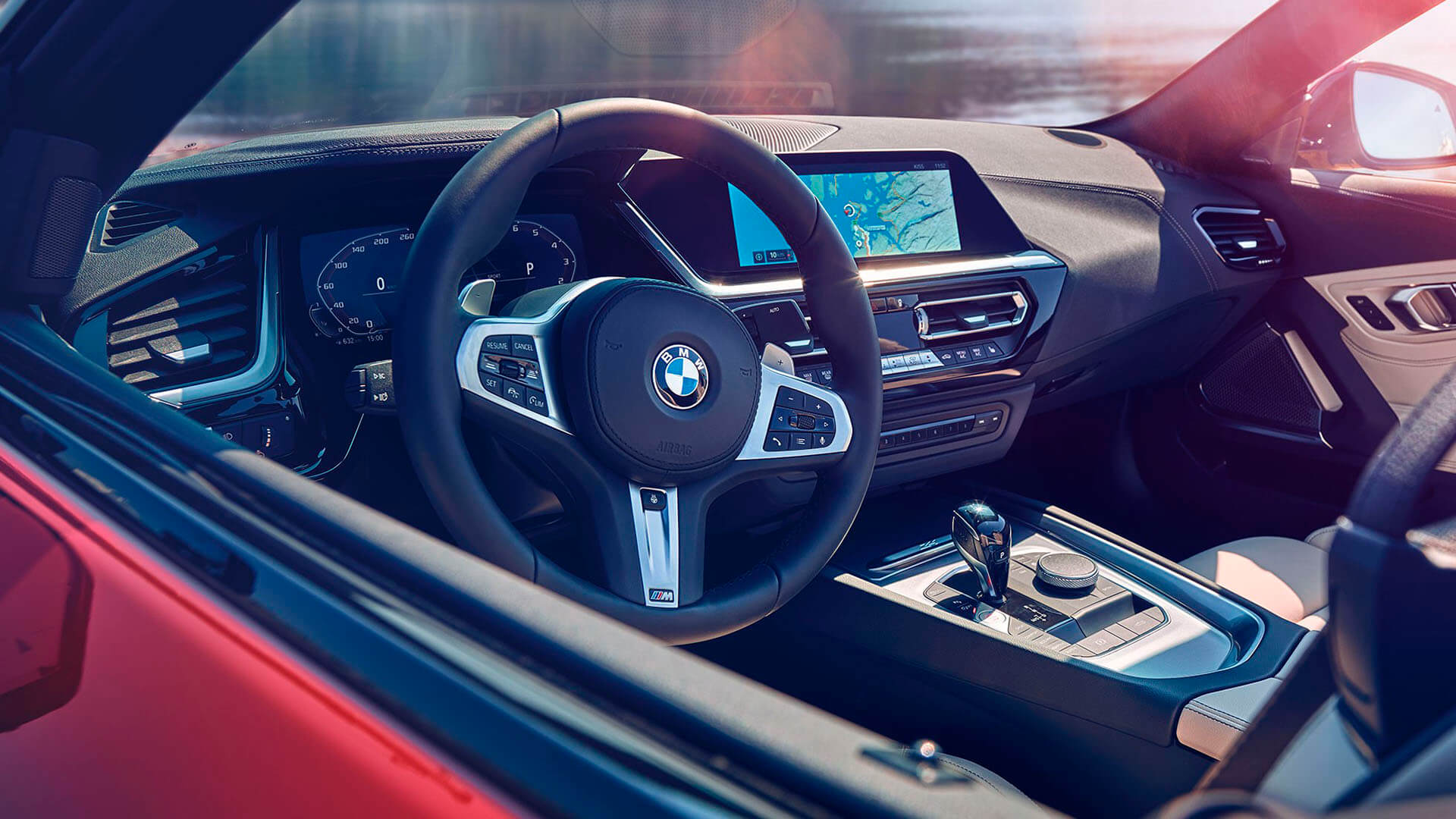 ДЕМОНСТРУЄ ЕСТЕТИКУ