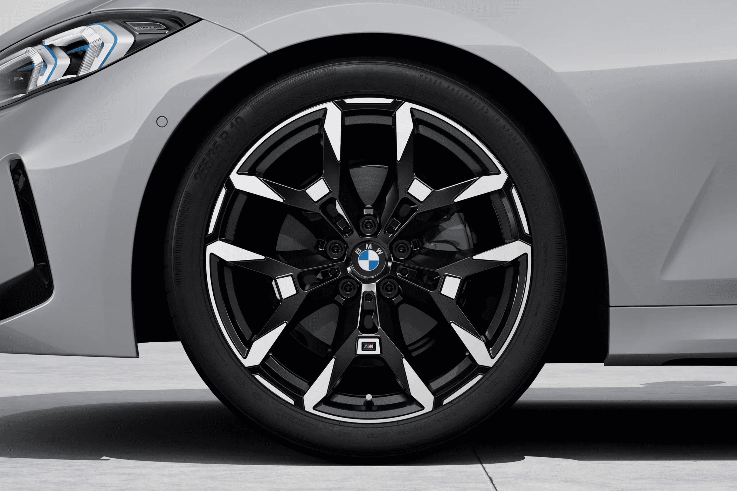 Витончений двоколірний диск.