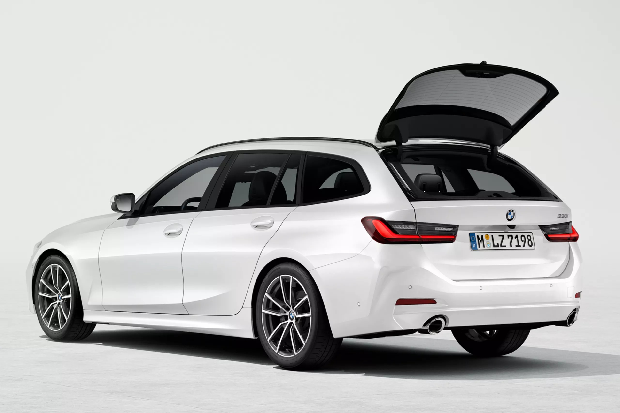 Роздвоєні задні двері для легкого доступу.