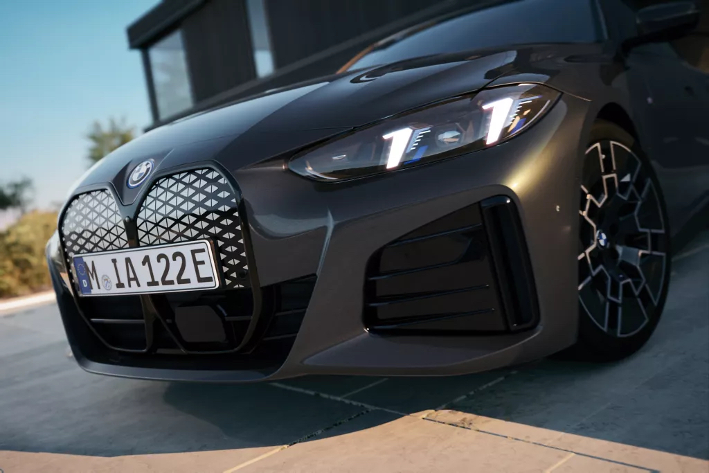 Культова решітка в чорній рамці.