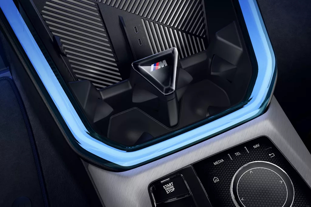 Перлина в центрі.