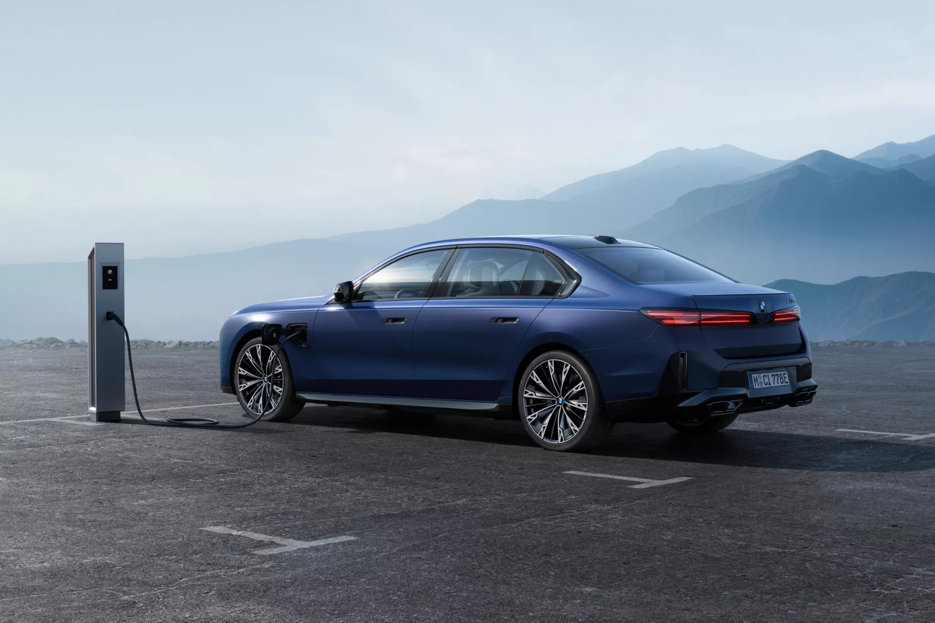 Заряджайте свій BMW 7 серії M в дорозі.
