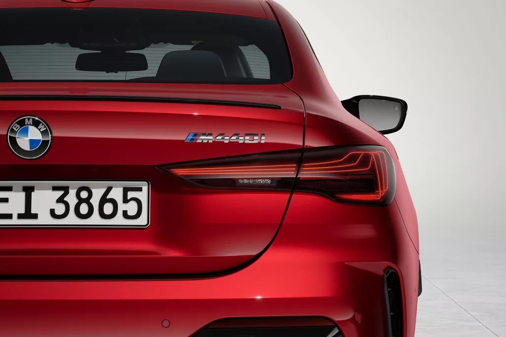 Характерні задні ліхтарі.