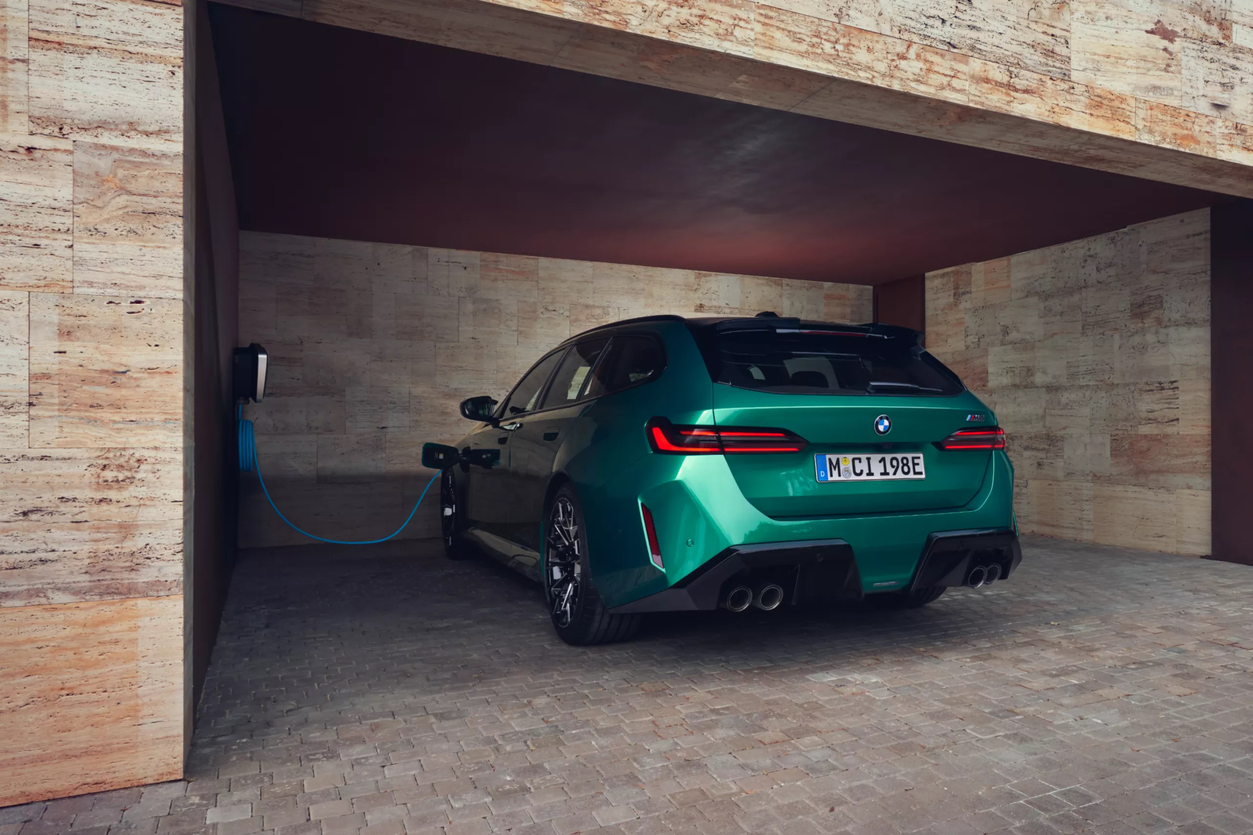 Заряджайте свій автомобіль вдома легко та зручно.