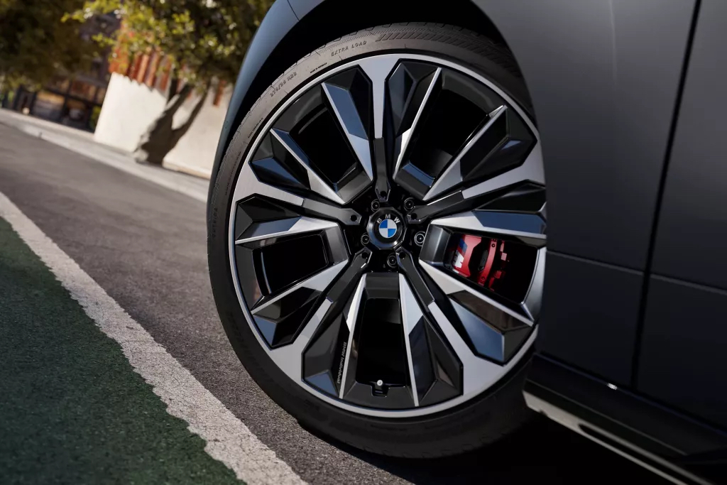 Могутня постать.