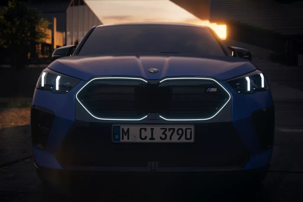 Решітка радіатора з підсвічуванням створює вражаючий візуальний акцент, особливо в темряві.