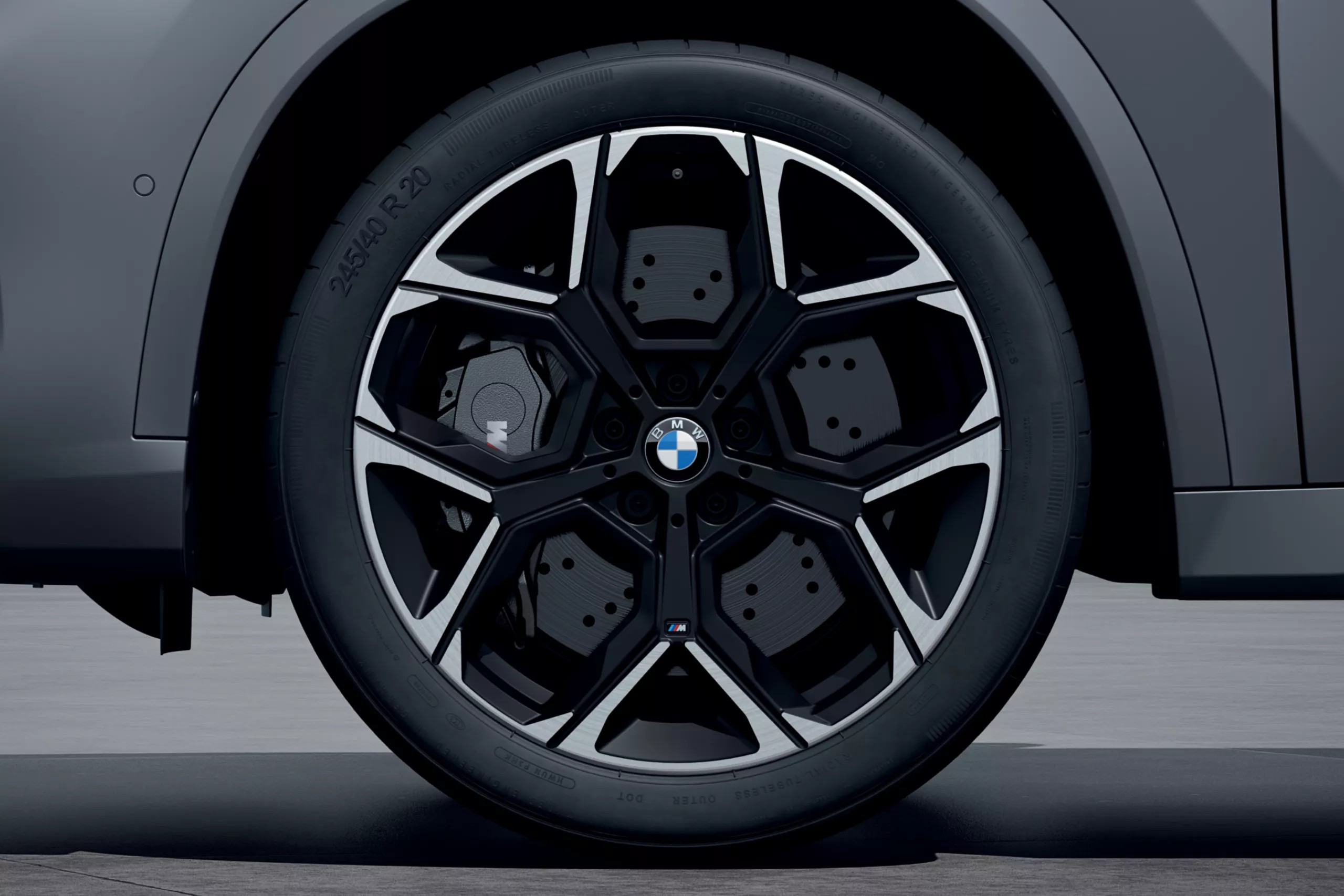 Центри коліс чорного кольору. Спиці з алмазним поліруванням.