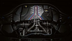 Високоефективний 8-циліндровий бензиновий двигун M TwinPower Turbo потужністю 625 л.