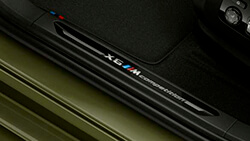 Обробка дверних порогів з позначенням "X6 M Competition".