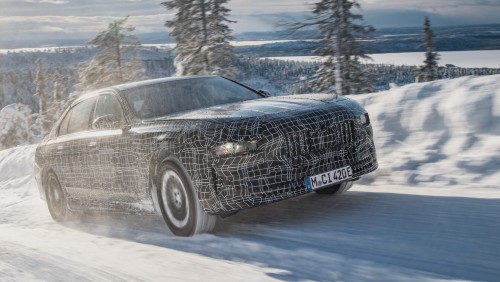 Новый BMW i7 проходит зимние динамические испытания вблизи Полярного круга.